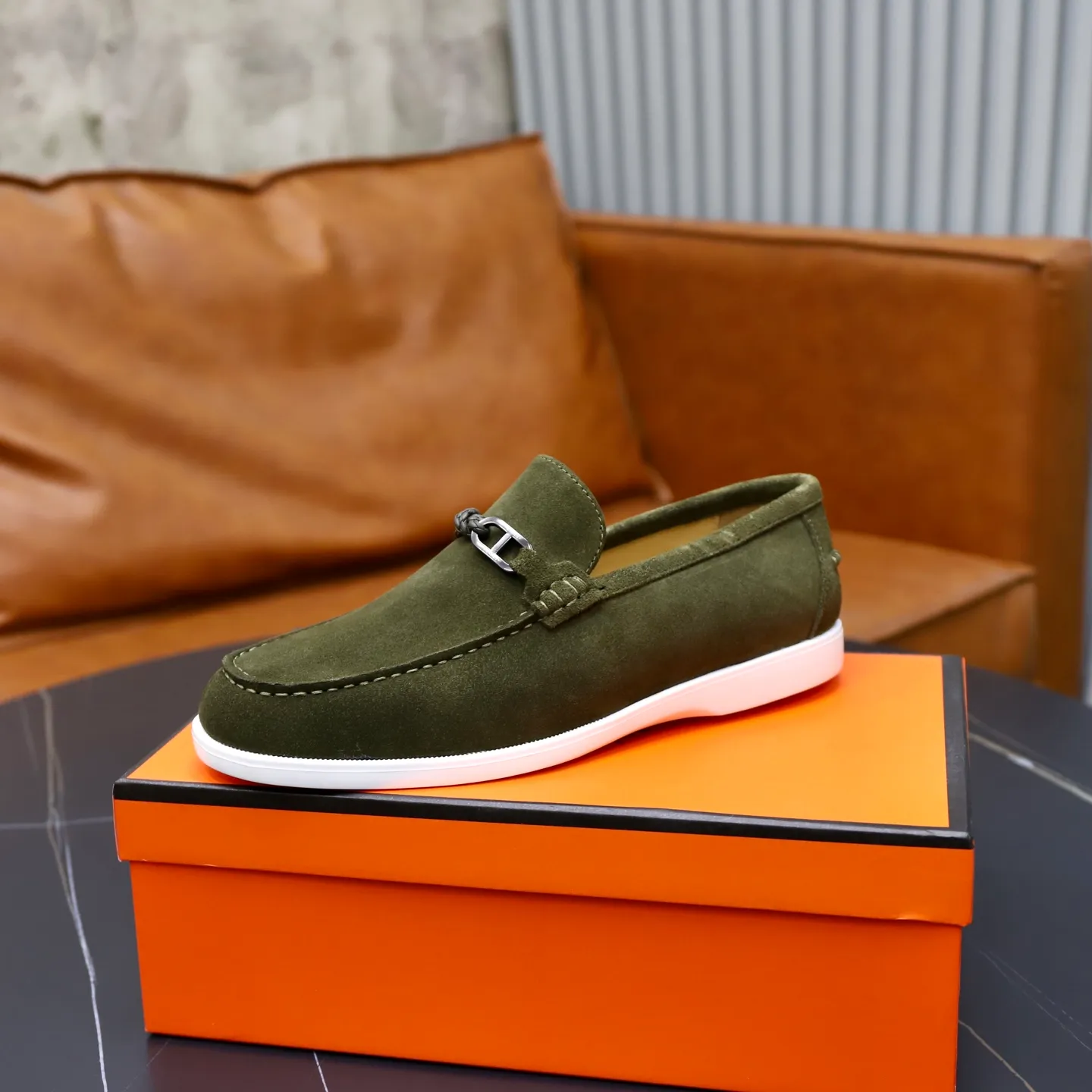 Ex-factory price: 540💰Hermès/Hermès slip-on men's shoes. This shoe is made of imported cow suede leather, with simple and smooth lines, and a 3CM rubber foam ultra-light sole combined with aerodynamic design! Youthful and fashionable, H button decoration, contrasting leather embellishment on the heel, calf lining to gently wrap your feet, with embossed logo cowhide feet, leather rock strips, casual and urban style, highlighting youthful vitality, sports and leisure version, super versatile Size number: 38-39-40-41-42-43-44 Standard leather shoe size (45 can be customized but does not support returns)